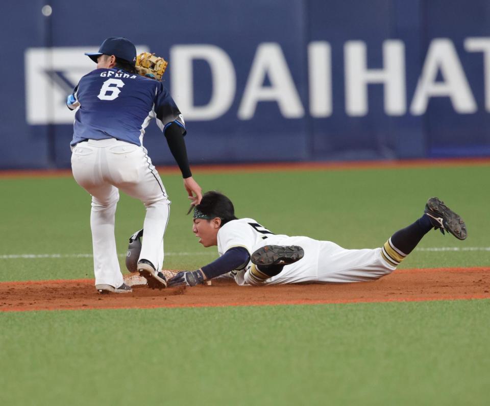 ９回、一走・宜保は二盗を狙うもアウトとなる（撮影・坂部計介）