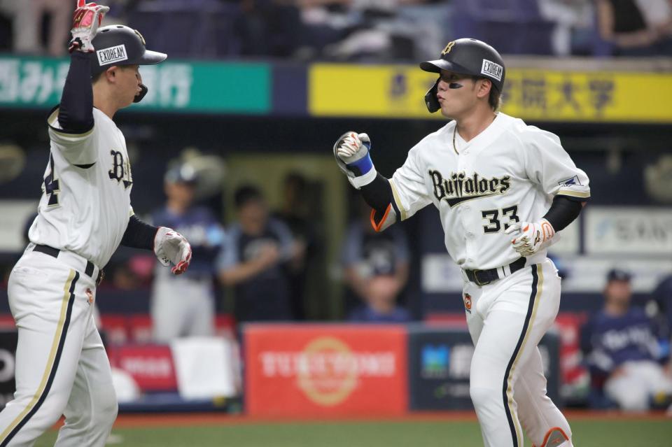 ５回裏オリックス無死二塁、オリックス・杉沢龍は右中間に２ランを放ち、ホームでオリックス・紅林弘太郎（左）に迎えられる（撮影・坂部計介）