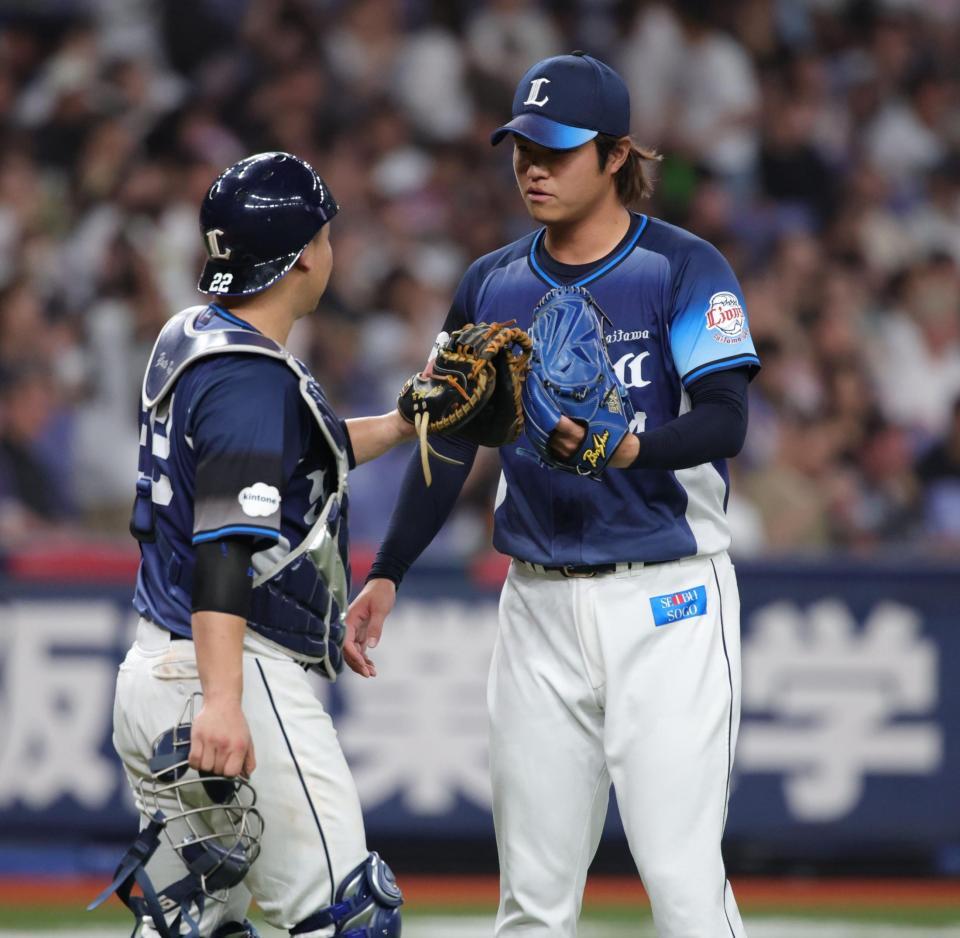 最後を締めた甲斐野は古賀悠とタッチをかわす（撮影・坂部計介）