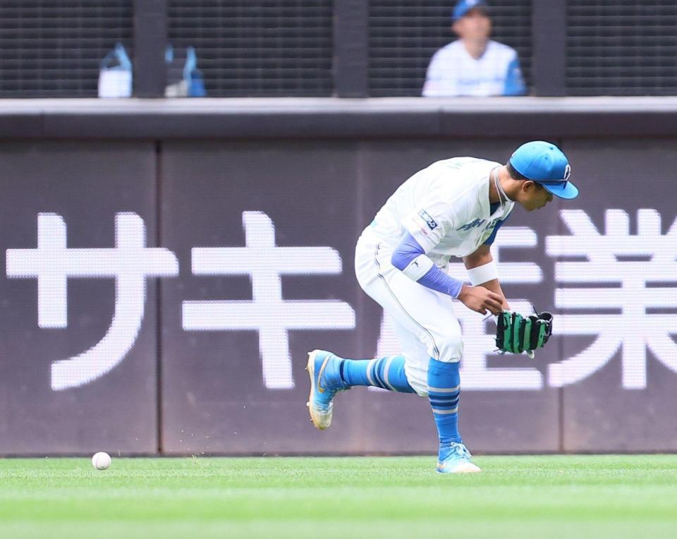 ５回、打者・川瀬の打球を後逸する万波（撮影・中島達哉）