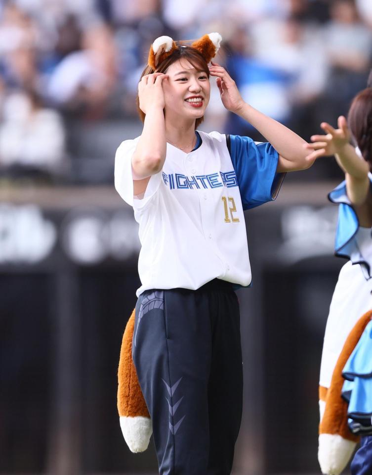 きつねダンスを踊る野中瑠衣（撮影・中島達哉）