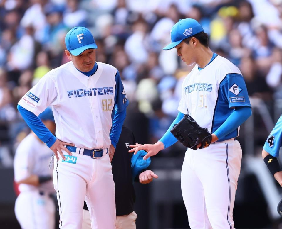 ３回、野村の打球が当たり、ベンチに戻り、治療後マウンドに上がるも加藤武治投手コーチ（左）と右手を気にする柴田（撮影・中島達哉）