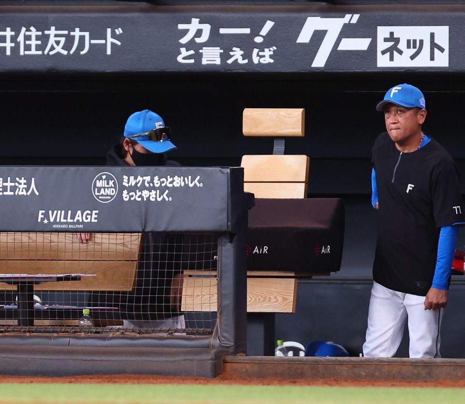 ソフトバンクに負け越しし、足早に引き揚げる日本ハム・新庄剛志監督（左）＝エスコンフィールド北海道（撮影・中島達哉）