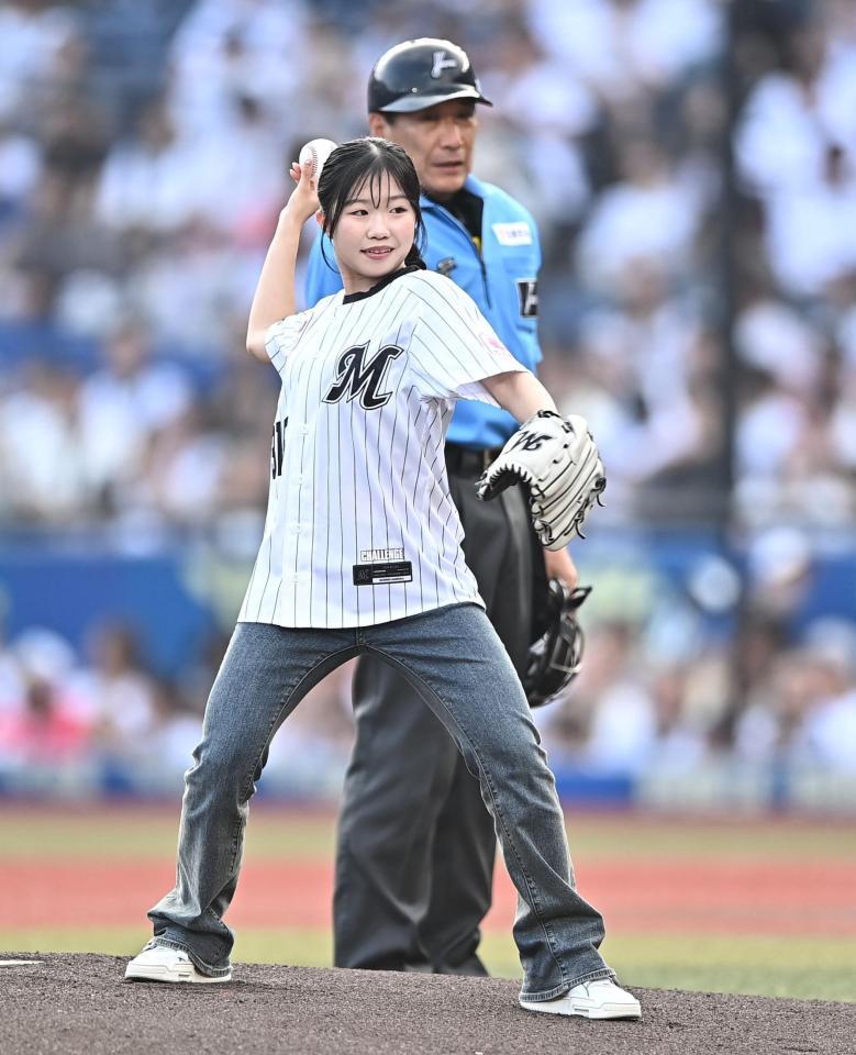 始球式を務めるフィギュアスケート女子の中井亜美（撮影・開出牧）