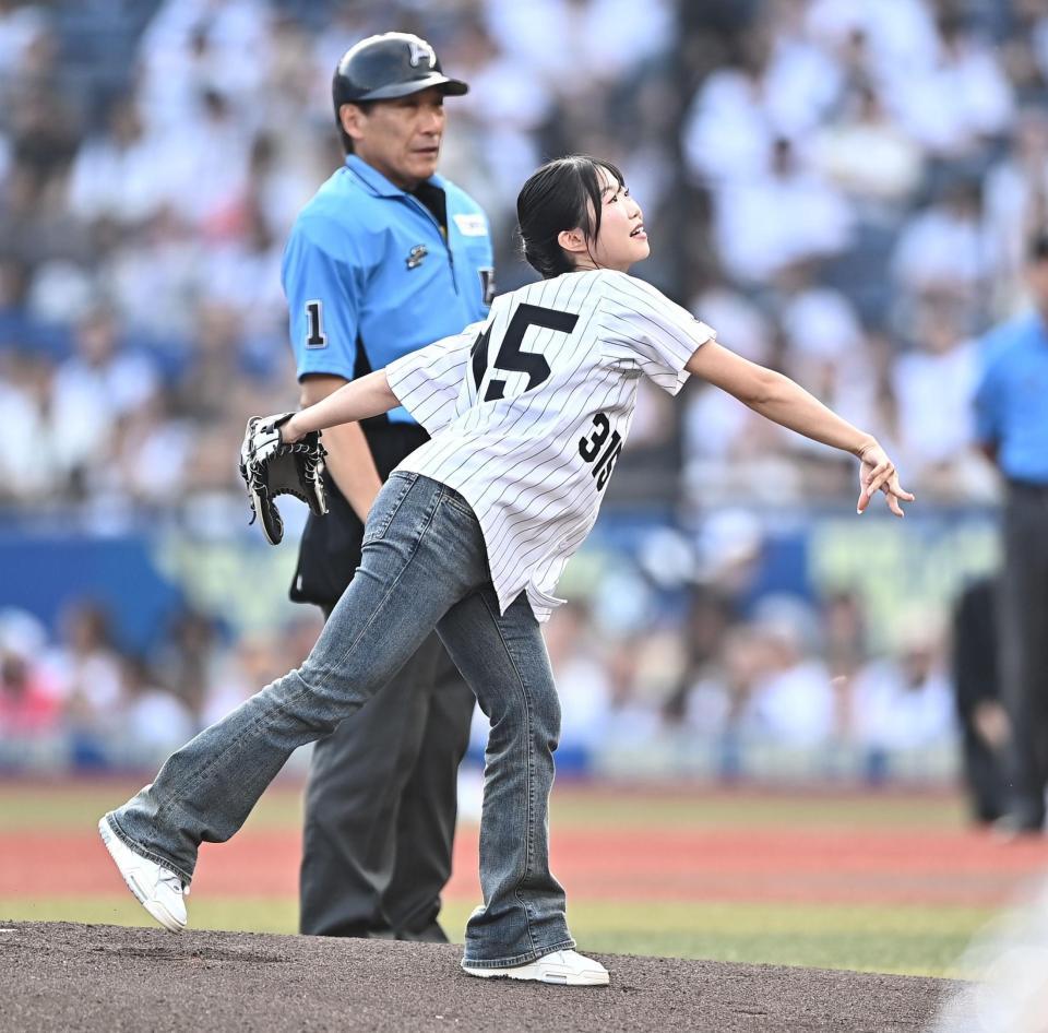 始球式を務めるフィギュアスケート女子の中井亜美（撮影・開出牧）