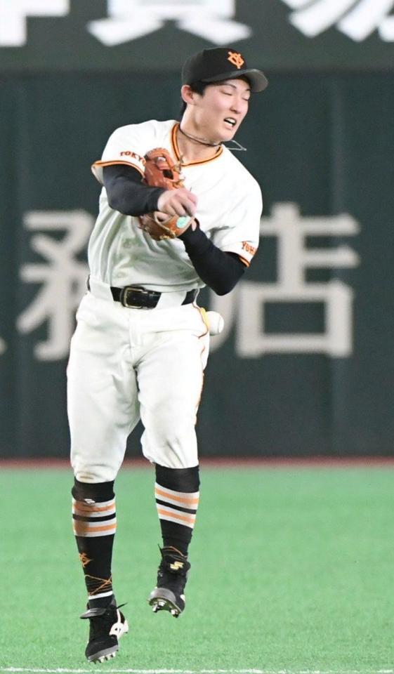８回、浦田は岡林の二塁ゴロを好捕するも送球できず、内野安打となる（撮影・佐藤厚）