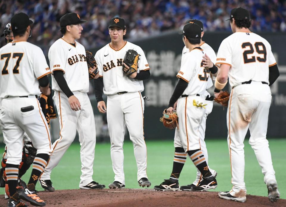 大勢（左から２人目）に謝る浦田（右から２人目）＝撮影・佐藤厚