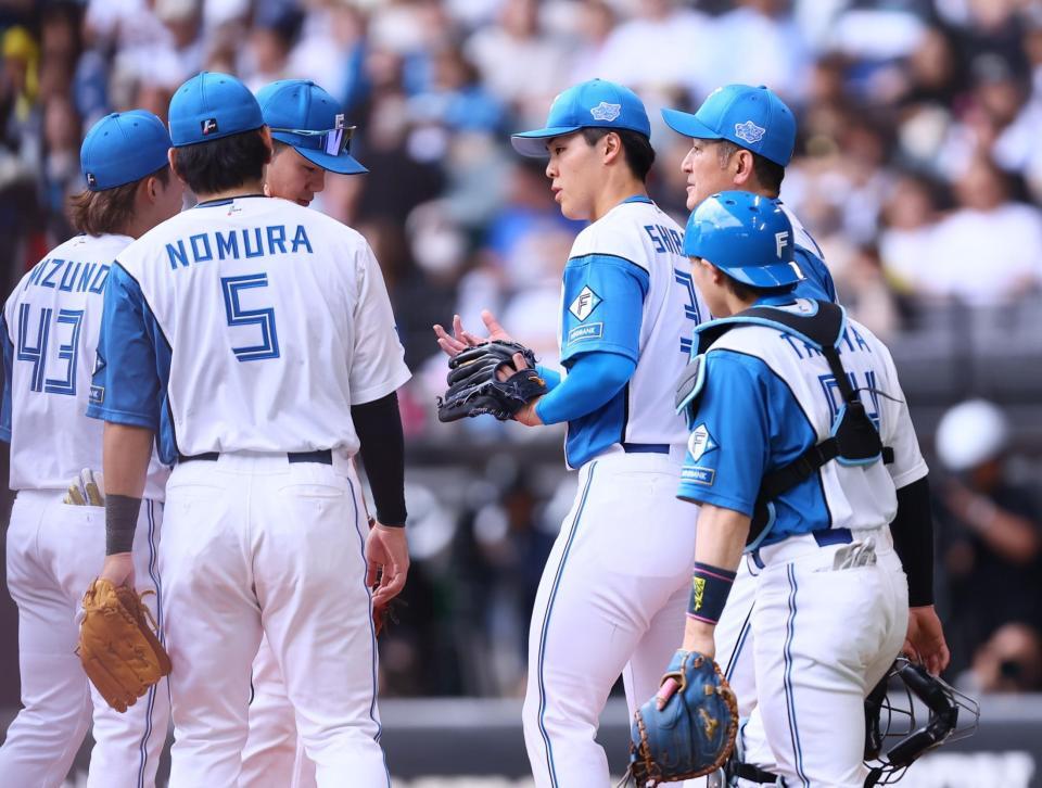３回途中で降板する柴田（中央）＝撮影・中島達哉