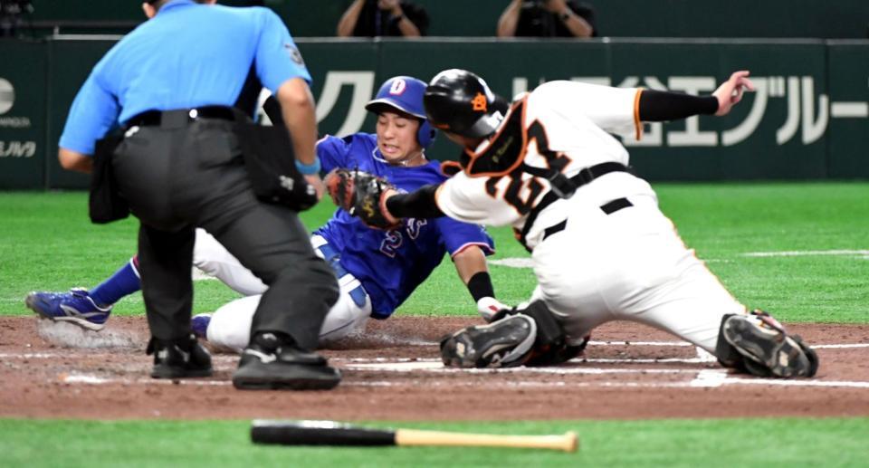 ７回、板山の右翼への二塁打で一走・田中（中央）が本塁を狙うがタッチアウト（撮影・佐藤厚）