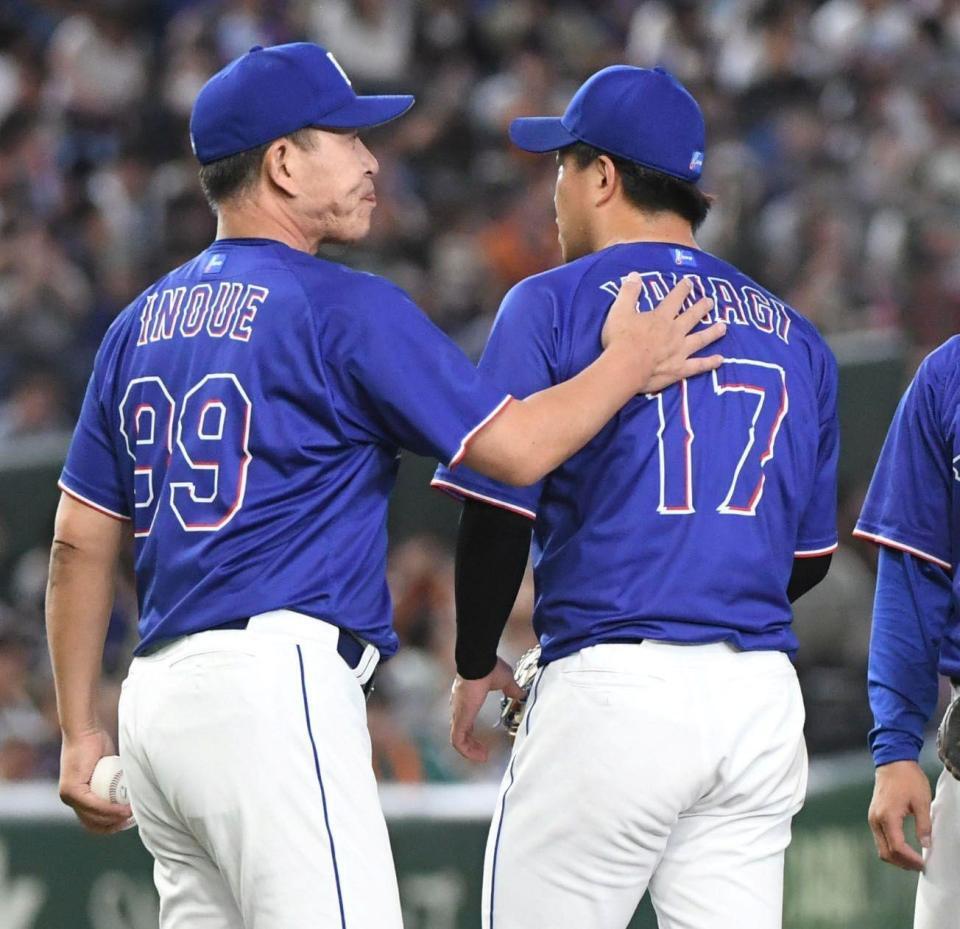 ６回、泉口に適時二塁打を打たれ、井上監督（左）から降板を告げられる柳（撮影・佐藤厚）