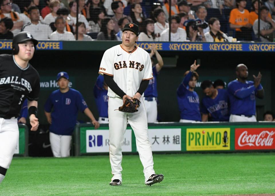 ８回、高橋周に右前適時打を打たれて１点差に迫られ、ぼう然とする大勢（撮影・佐藤厚）