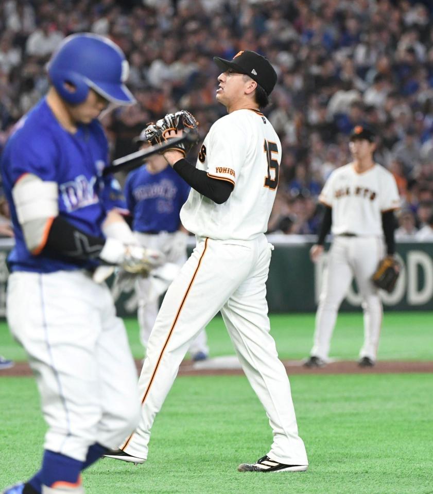 ８回、村松（左）に四球を与え悔しがる大勢（撮影・佐藤厚）