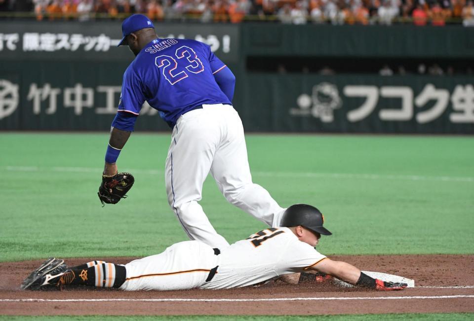 ４回、浅野は三塁ゴロで一塁にヘッドスライディングするがアウト（撮影・佐藤厚）