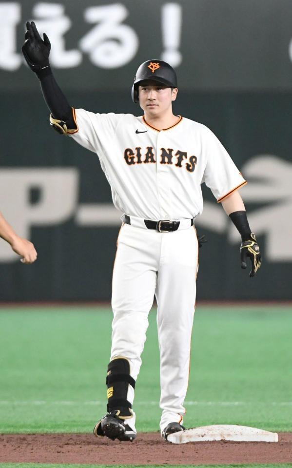 ６回、泉口は中越えに適時二塁打を放つ（撮影・佐藤厚）
