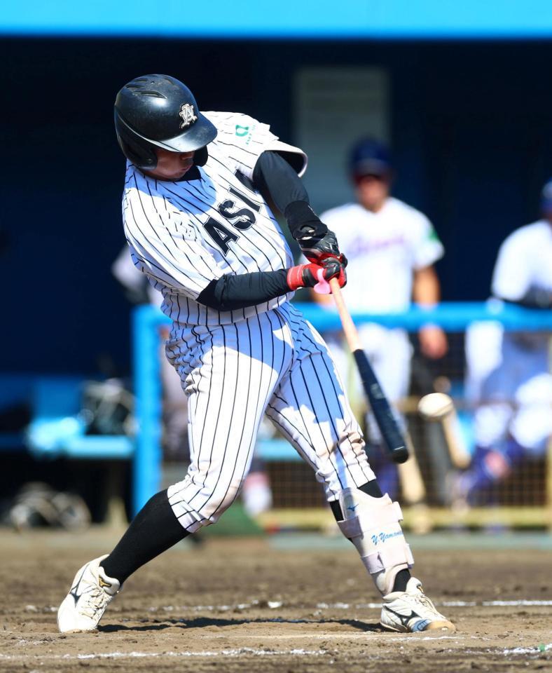 ７回、本塁打を放つ亜大・前嶋藍（撮影・石井剣太郎）