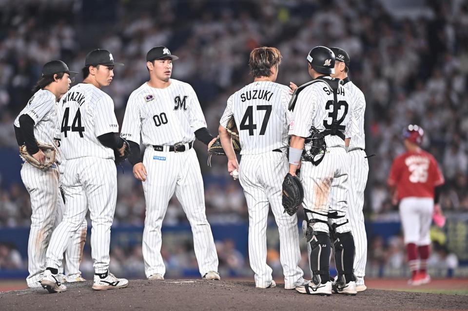 ８回、浅村に同点の左越え２点適時二塁打を打たれ降板した鈴木（４７）＝撮影・開出牧