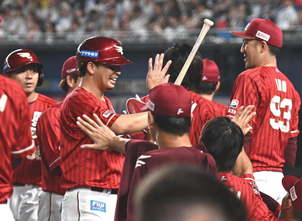 ８回、同点の左越え２点適時二塁打を放ちナインとタッチを交わす浅村（左）＝撮影・開出牧