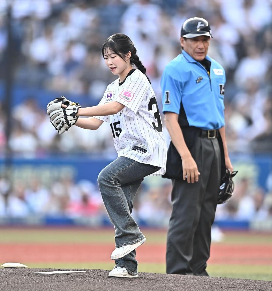 始球式を務めるフィギュアスケート女子の中井亜美（撮影・開出牧）