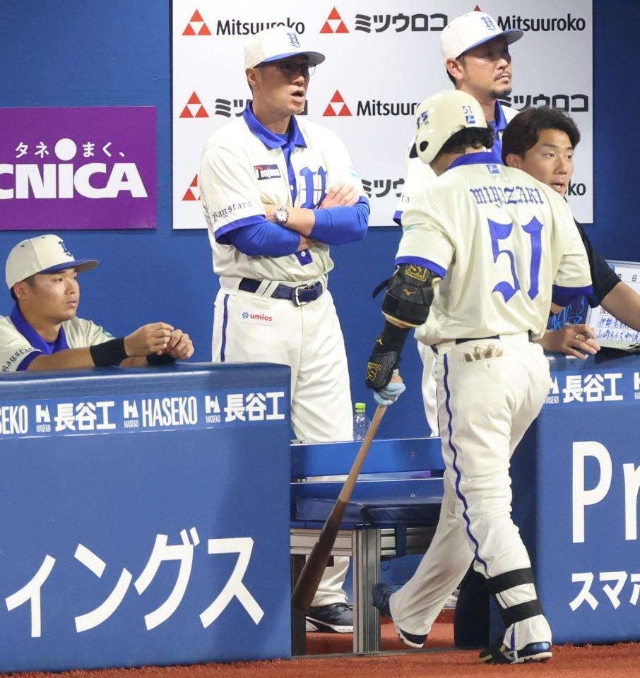 ベンチで厳しい表情の相川監督（撮影・金田祐二）
