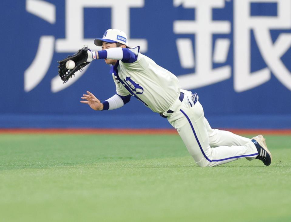 ２回、高寺の右飛を好捕する度会（撮影・西岡正）