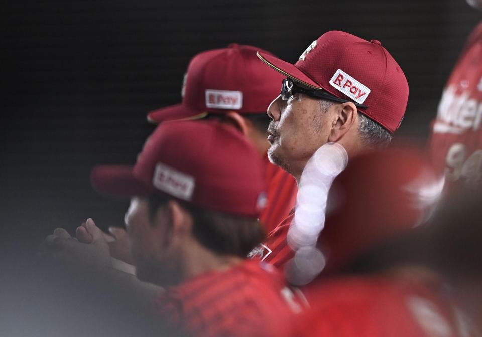 ９回、ベンチで戦況を見守る吉井監督（撮影・開出牧）