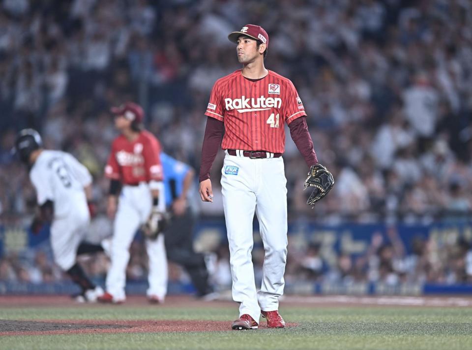８回、山口（左後方）に勝ち越しの左越え２ランを打たれた加治屋（撮影・開出牧）