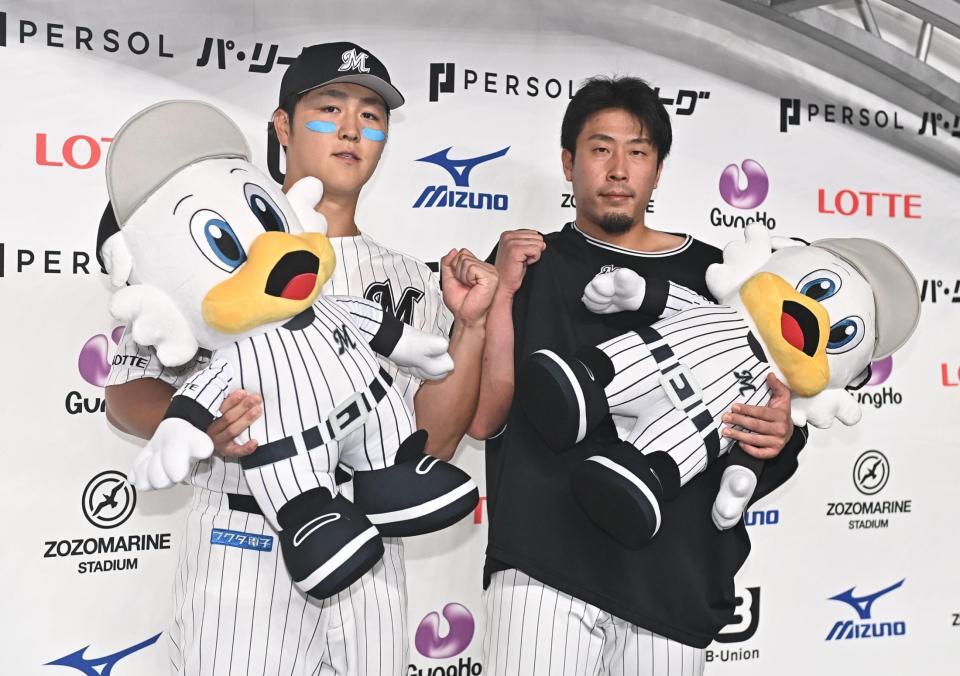 お立ち台でガッツポーズを決める決勝２ランの山口（左）と今季７勝目の八木（撮影・開出牧）