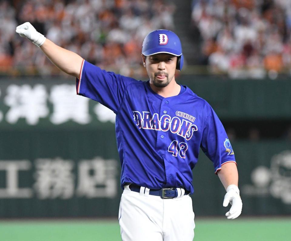 ８回、阿部は右前に逆転の２点適時打を放ち、ガッツポーズ（撮影・佐藤厚）