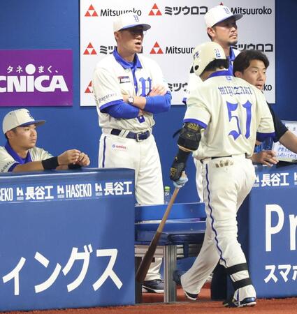 ベンチで厳しい表情の相川監督（撮影・金田祐二）