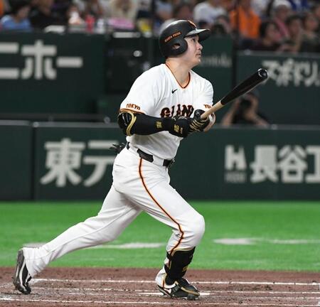 ４回裏巨人２死、泉口友汰（右）は右越えに４号ソロを放つ＝東京ドーム（撮影・佐藤厚）