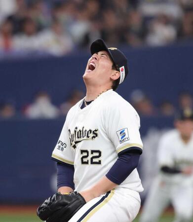 　２回、古賀の打球を捕れず、悔しがる九里（撮影・坂部計介）