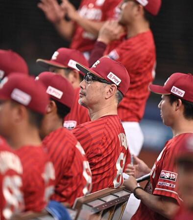 　５回、ベンチから戦況を見守る吉井監督（中央）＝撮影・開出牧