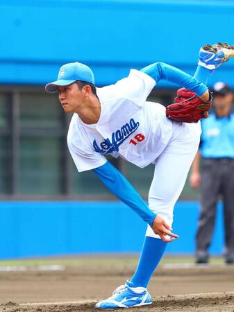 　力投する青学大・鈴木（撮影・石井剣太郎）