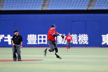 前回大会で華麗なジャンピングスローを披露する米国選手