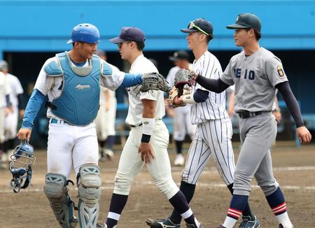 紅白戦でバッテリーを組み、試合後グラブタッチをする青学大・渡部海（左）と慶大・渡辺和大（撮影・伊藤笙子）