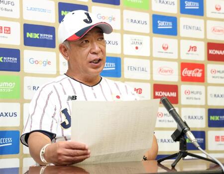 侍ジャパン大学日本代表の選考結果を発表する鈴木英之監督（撮影・伊藤笙子）