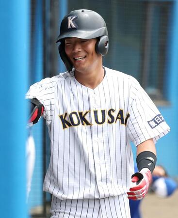 ６回、関大・米沢友翔から右越えソロを放った東日本国際大・黒田義信（撮影・伊藤笙子）