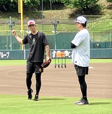 投手練習中に話をする巨人・戸郷翔征（左）と田中将大