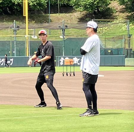 ジャイアンツ球場で調整した巨人・戸郷翔征投手（左）と田中将大投手