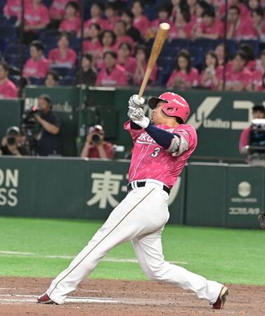 １１回、中越え本塁打を放つ浅村（撮影・持木克友）