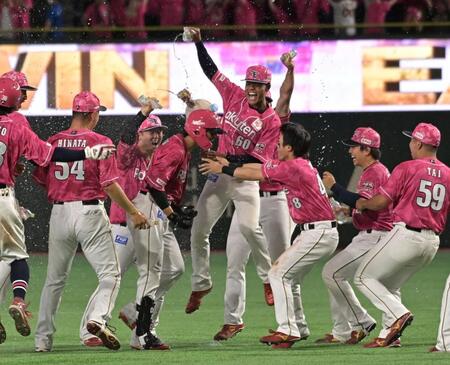 １２回サヨナラヒットを放った黒川はナインから手荒い祝福を受ける（撮影・持木克友）