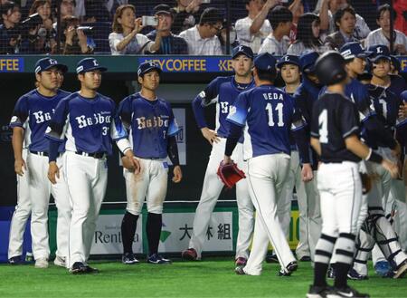 　楽天にサヨナラ負けを喫し、引き揚げる西武ナイン