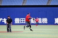 前回大会で華麗なジャンピングスローを披露する米国選手