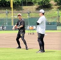 ジャイアンツ球場で調整した巨人・戸郷翔征投手（左）と田中将大投手