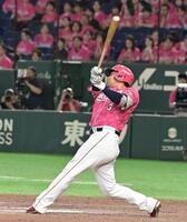 １１回、中越え本塁打を放つ浅村（撮影・持木克友）