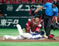 ９回、滝沢の右前打で二走源田が本塁を狙うがタッチアウト。捕手太田