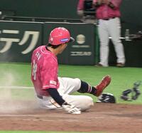 ９回、浅村の二塁ゴロの間に同点のホームを突いた佐藤（撮影・持木克友）