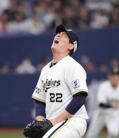 　２回、古賀の打球を捕れず、悔しがる九里（撮影・坂部計介）