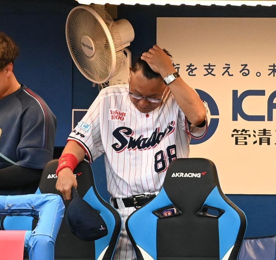 広島に連敗を喫し頭を抱える池山監督（撮影・園田高夫）