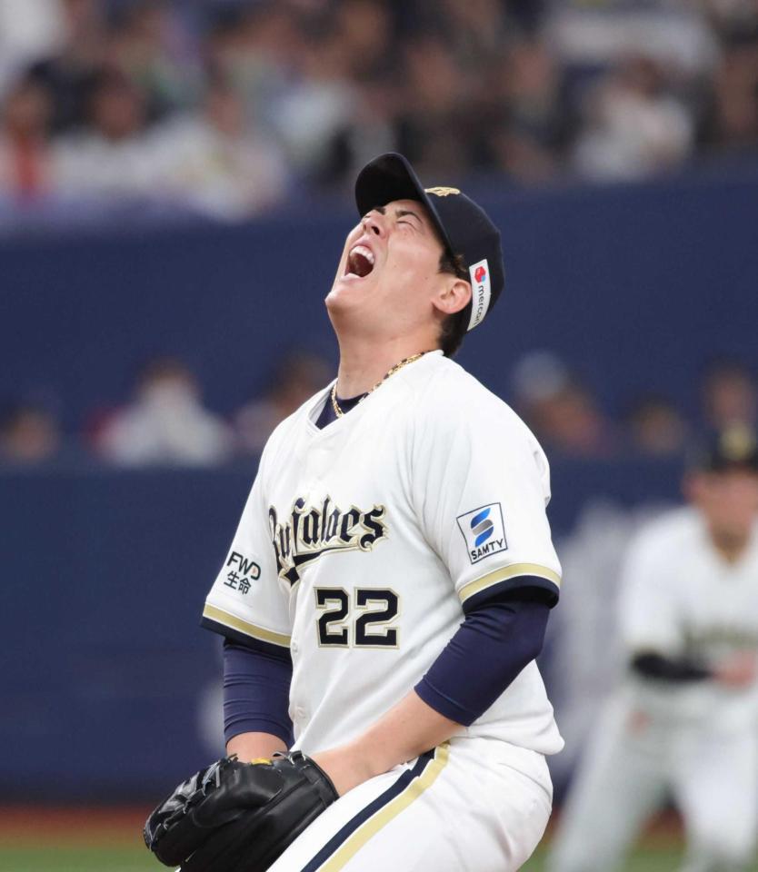 　２回、古賀の打球を捕れず、悔しがる九里（撮影・坂部計介）